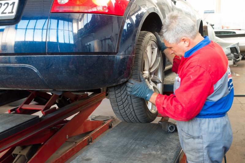 vente-CUERS-min_auto_repair_repair_lift_auto_mechanic_work_clothes_master_professional_man_of_the_fold-685629