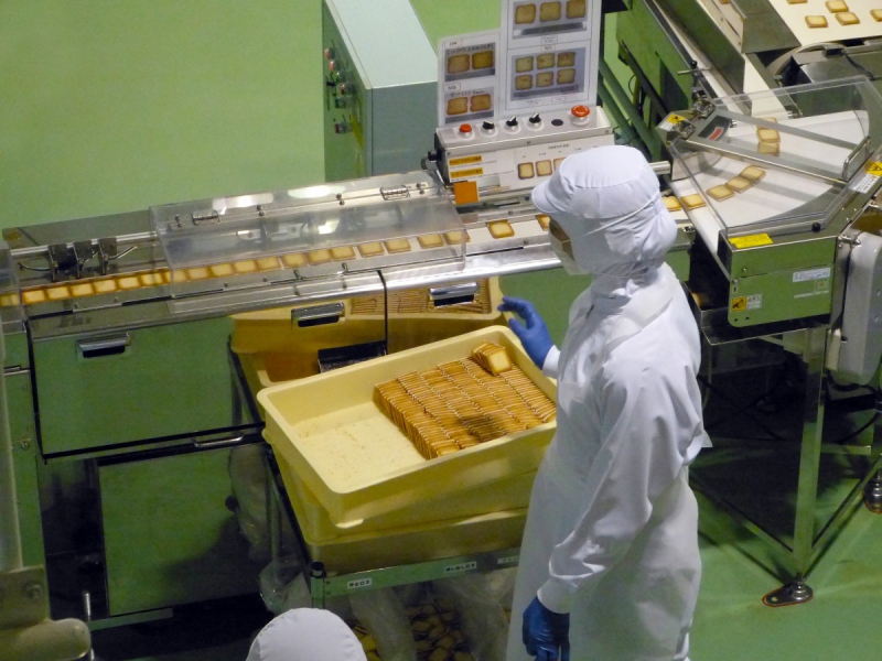 vente-CUERS-min_japan_sapporo_chocolate_factory_label_packaging_cookie_machine_operator-961505